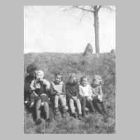 045-0023 Frau Anna Kumler mit den Kindern Manfred Kumler, Wally Pauling, Renate Pauling und Helga Huck im Jahre 1944 .jpg
